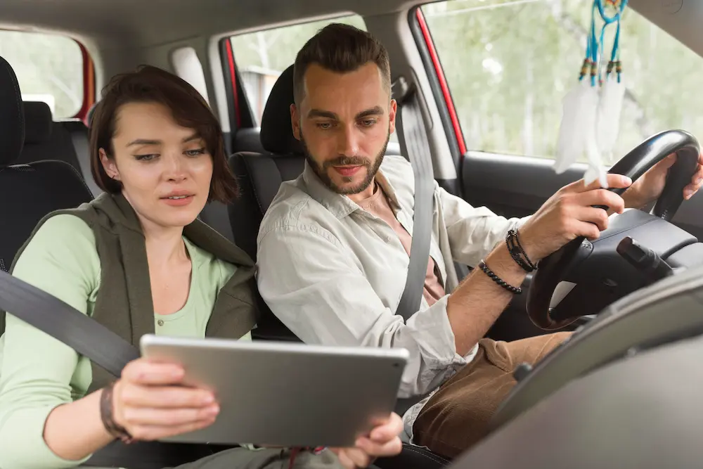Formateur en conduite accompagnant un adulte en formation lors d’une séance de coaching pédagogique en voiture
